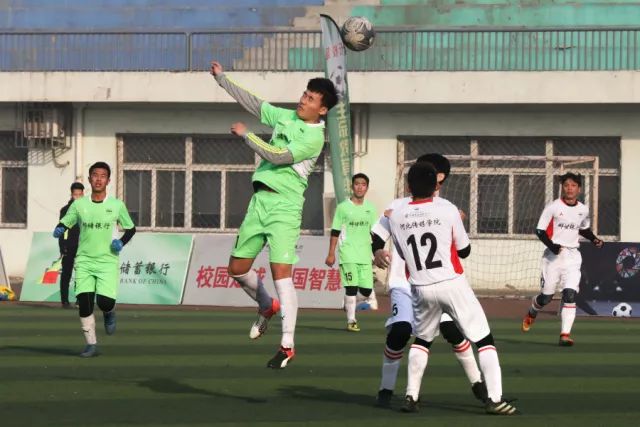 刘德凯定居昆明，72岁仍精神焕发开老奔驰